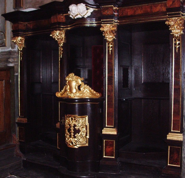 Konfesjonał w kaplicy Matki Bożej Wspomożycielki Wrocławia