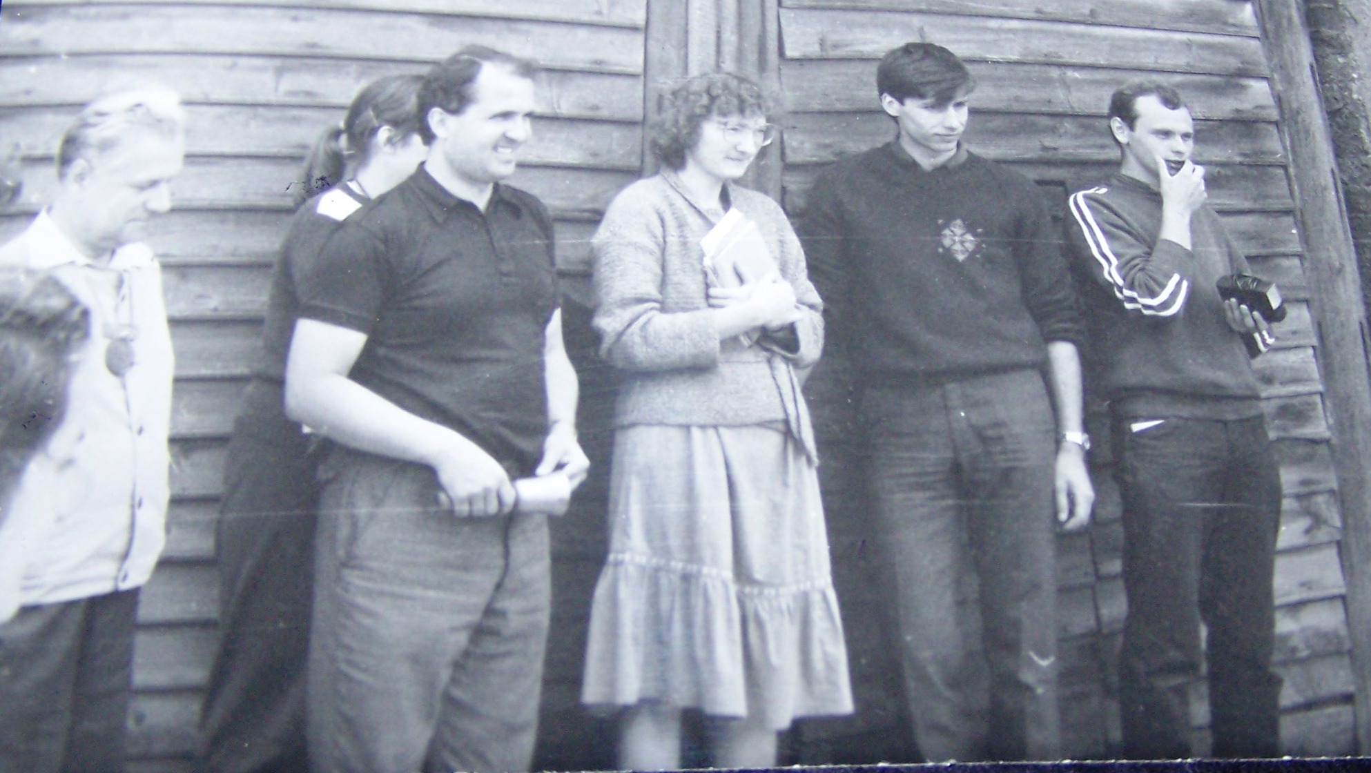 Moderator oazy, ks. Andrzej Płaza (drugi z lewej) wraz z animatorami, Różanka 1986